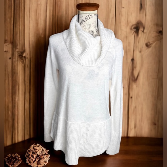 Calvin Klein Sweaters - 🍓 Calvin Klein. Extra small soft turtle neck sweater